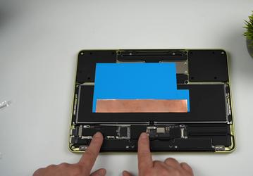 У MacBook Neo чудовищный уровень троттлинга, поэтому модификация системы охлаждения даёт гигантский прирост производительности 