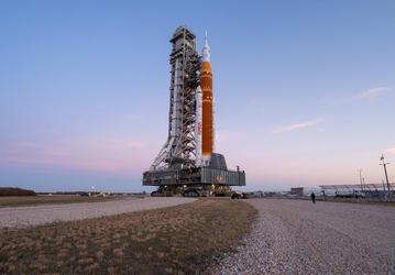 Возвращение людей к Луне: гигантскую ракету Space Launch System возвращают на стартовую площадку