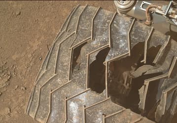 Curiosity повредил колесо после 14 лет на Марсе