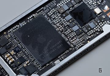 Уже нашёлся умелец, который создал MacBook Neo с SSD объёмом 1 ТБ. Для этого он перепаял чип памяти