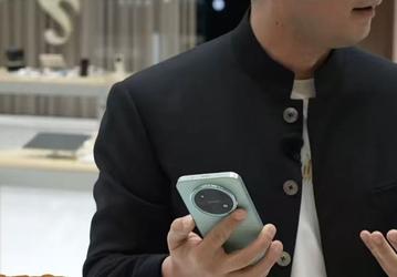 Рекордное время работы, HarmonyOS 6.0 и новая платформа Kirin. Глава Huawei показал вживую смартфон Enjoy 90 Pro Max
