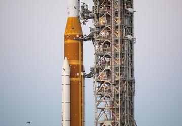 Гигантская лунная ракета Space Launch System может ощутить последствия мощного выброса на Солнце