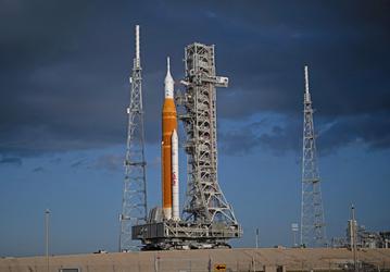 NASA доставило на стартовую площадку гигантскую ракету SLS и космический корабль Orion для лунной миссии, намеченной на 1 апреля