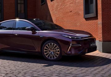 408 л.с., расход всего 3,41 л/100 км, автопилот и очень просторный салон: Galaxy Star 8 Voyager поступил в продажу в Китае по цене от 126 тыс. юаней (1,5 млн рублей)