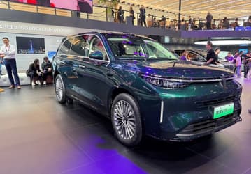 В России появится новый конкурент Li Auto L9: большой флагманский гибрид Wey V9X предложит до 748 л.с. и запас хода более 1600 км