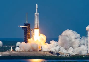 Тяжелая ракета SpaceX Falcon Heavy снова летит в космос после 1,5-годовой паузы: опубликована ссылка на трансляцию