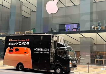 Honor рекламирует свой новый смартфон Honor 600 Pro, похожий на iPhone 17 Pro, прямо возле магазина Apple