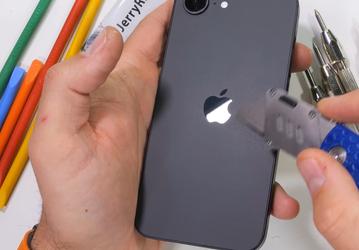 Такое защитное стекло есть только у Apple. Тесты блогера JerryRigEverything показали, что стекло iPhone 17e царапается весьма неохотно