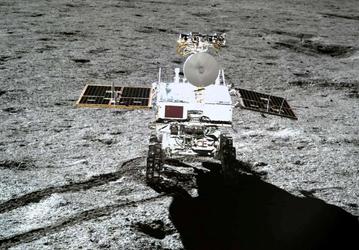 Китайский луноход Yutu-2 стал самым долгоживущим аппаратом на Луне: он должен был проработать 3 месяца, но держится уже 7 лет