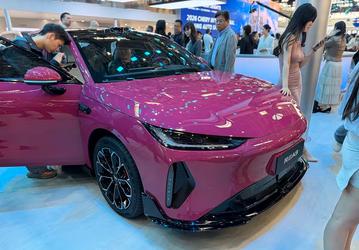 В Китае начали принимать заказы на купеобразный седан Chery Fulwin A9 — он может быть и гибридом, и чистым электромобилем