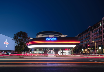 Илон Маск признался: уникальная зарядная станция и ресторан Tesla Diner не имеет финансового значения для Tesla