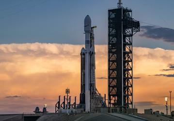 Первый запуск гиганта Falcon Heavy с 2024 года: SpaceX вывезла и установила необычную ракету на стартовую площадку