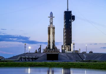 Что доставит на орбиту уникальная ракета Falcon Heavy: SpaceX показала спутник ViaSat-3 APAC