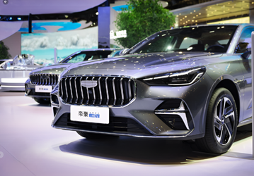Новый Geely Emgrand i-HEV предлагает расход 2,22 л на 100 км, благодаря чему он попал в Книгу рекордов Гиннесса