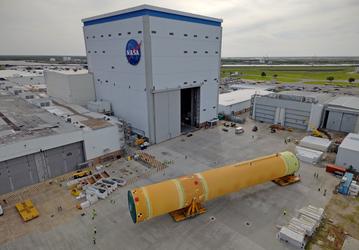 NASA перевезло центральную ступень ракеты SLS для миссии Artemis III во Флориду