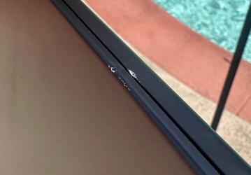 Вот что случилось с новеньким MacBook Pro после падения и спуска вниз по лестнице. Пользовательница Reddit поделилась фотографиями корпуса 