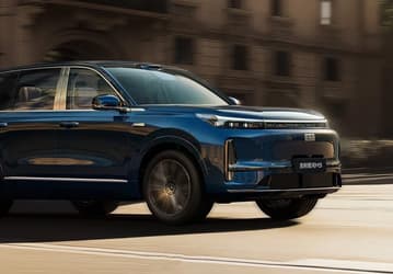 Li Auto L9, в сторону. В Россию приедет флагманский гибридный кроссовер Geely Galaxy M9: 870 л.с., полный привод, полноуправляемое шасси и 30-дюймовый экран
