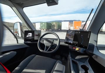 Эта Tesla должна поменять мир грузоперевозок. Финальную версию Tesla Semi 2026 показали внутри и снаружи