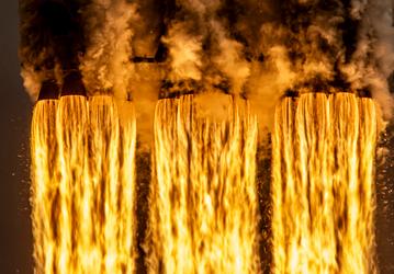 Falcon Heavy вернулась: SpaceX показала зрелищные фото запуска гигантской ракеты после паузы в 1,5 года