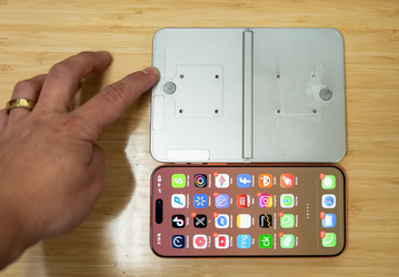 Насколько большим будет iPhone Fold/Ultra: макет сравнили с iPhone 17 Pro Max и iPad mini