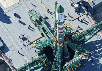 Эффектные фото с Байконура: ракету «Союз-2.1а» с космическим грузовым кораблём «Прогресс МС-34» установили на стартовой площадке