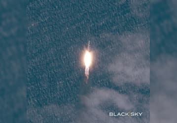 Зоркий американский спутник заснял первый за 1,5 года запуск сверхтяжелой ракеты SpaceX Falcon Heavy прямо с орбиты