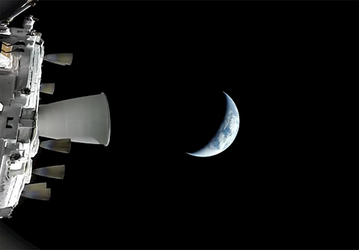 Редкие кадры: космический корабль Orion, который направился к Луне, показал Землю в форме полумесяца