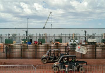 Строительство ЦОД в США замораживают или вообще отменяют. Bloomberg говорит, что из-за нехватки электрического оборудования под удар попала почти половина всех проектов 