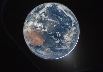 NASA опубликовало уникальное фото всей Земли с борта корабля Orion миссии Artemis II. Это первое подобное фото, сделанное человеком, за 50 лет