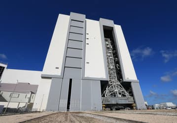 Мобильная пусковая платформа NASA вернулась в сборочный корпус для подготовки миссии «Артемида-3»