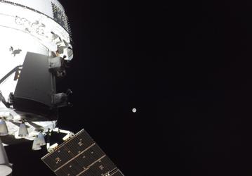 «Мы на полпути». Космический корабль Orion и экипаж Artemis II уже ближе к Луне, чем к Земле
