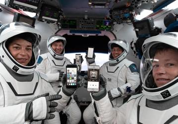 На космическом корабле Orion к Луне действительно полетело четыре iPhone 17 Pro Max. NASA испытывало их, прежде чем допустить к полёту