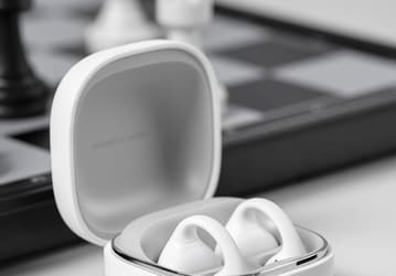 Таких у Xiaomi пока не было: первые наушники-клипсы производителя, которые «звучат лучше, работают лучше и действительно вас понимают», поступили в продажу в Китае