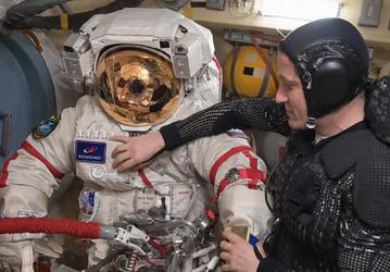 «Одноместный космический корабль». Скафандр «Орлан-МКС» в деталях показали с борта МКС