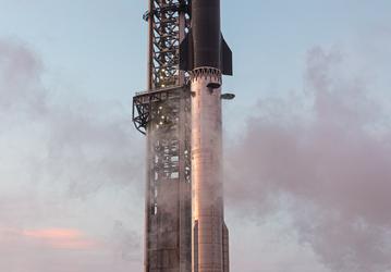 Starship нового поколения готовится к финальному тесту перед взлётом. После неудачного испытания инженеры SpaceX оперативно демонтировали и установили новый узел на Pad 2