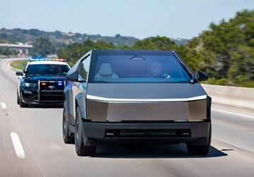Как опытный водитель: Tesla распознает полицейских и машины экстренных служб, замедляется и плавно меняет полосу движения
