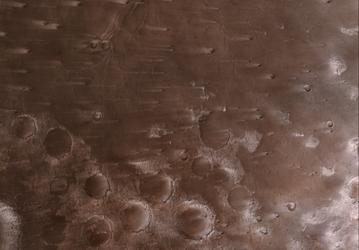 Космический зонд NASA «Психея» передал снимки марсианских кратеров с ветровыми полосами во время сближения с Марсом