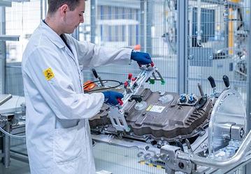 BMW запустила выпуск ключевых компонентов для водородного внедорожника iX5 Hydrogen