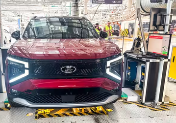 Уникальный российский кроссовер: установку огромной панорамной крыши на Lada Azimut за 4 минуты выполняет новый робот