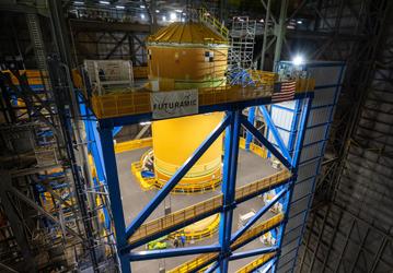 Стартовала финальная сборка сверхтяжелой ракеты SLS для миссии Artemis 3: основная ступень ракеты уже в сборочном корпусе, следующий этап — установка двигателей RS-25
