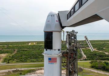 SpaceX запускает трёхтонную посылку к МКС: ракета Falcon 9 с кораблём Dragon уже на стартовой площадке