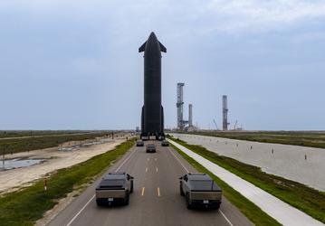 Последние приготовления перед историческим запуском: SpaceX опубликовала фото перевозки ускорителя Booster 19 и Ship S39 на стартовую площадку