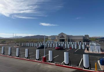 Tesla открыла огромную зарядную станцию Supercharger в пустыне Мохаве