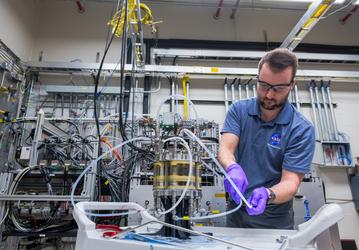 Энергия для лунной ночи: NASA приступает к испытаниям полномасштабной системы возобновляемых топливных элементов