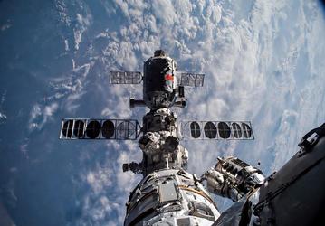 Космический корабль с тремя тайконавтами отстыковался от китайской орбитальной станции и начал возвращение на Землю