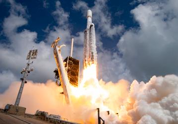 Первый за 1,5 года запуск сверхтяжелой Falcon Heavy: SpaceX показала эффектные фото запуска ракеты и приземления боковых ускорителей
