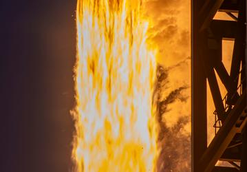 Dragon летит к МКС с 3 тоннами груза: SpaceX показала эффектные кадры рекордного ночного запуска CRS-34 и посадки Falcon 9