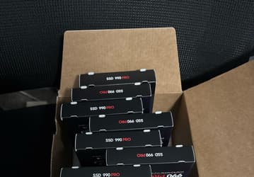 Пользователь заказал один SSD Samsung 990 PRO, а получил 10 таких накопителей на 5 тысяч долларов