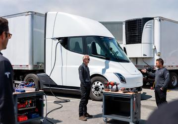 Гигантский аккумулятор Tesla Semi может выдавать до 25 кВт для подключения внешнего оборудования