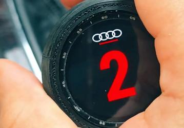 Энтузиаст встроил умные часы в ручку переключения передач своего Audi A4: экран отображает передачи и используется для управления музыкой